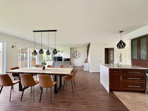une cuisine et une salle à manger avec une table et des chaises dans l'établissement La maison de la Baie, à Chambord