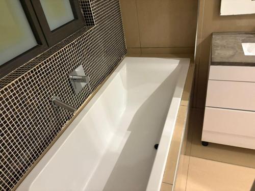 Et badeværelse på Studio B Luxury - Waterfront