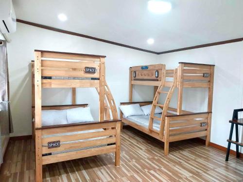 - 2 lits superposés dans un dortoir avec une échelle dans l'établissement Mata Villa, à Krabi