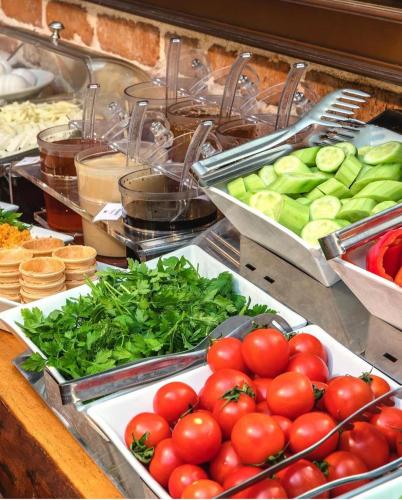 een bos tomaten en andere groenten tentoongesteld bij Khatai Rest Hotel in Baku