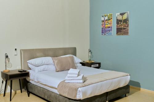 Un dormitorio con una cama con toallas. en H7 TLV, en Tel Aviv