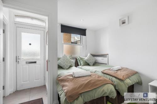 Postel nebo postele na pokoji v ubytování City Centre - Top Floor Luxury Apartment - Free Secure Small Car Parking - 5 Minute Walk to Beach & Station