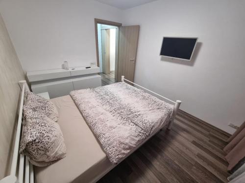 una camera ospedaliera con un letto e una televisione di Ezzely apartment ParkLake a Bucarest