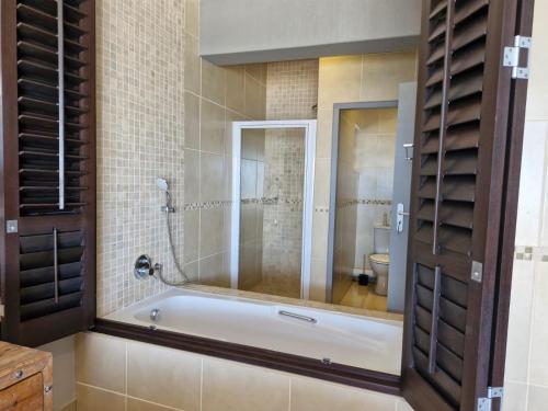 y baño con bañera y aseo. en Whale Rock, Margate by MRL, en Margate