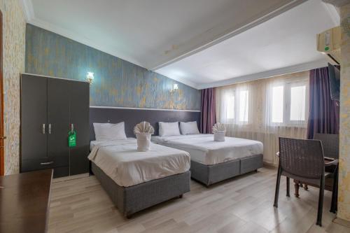 Postel nebo postele na pokoji v ubytování Golden age suites