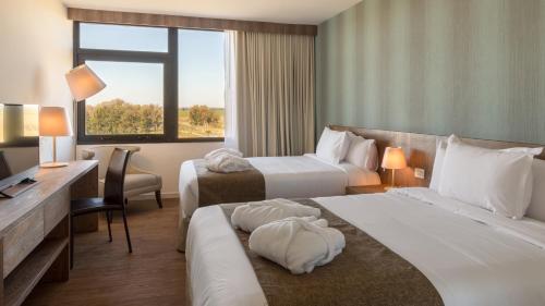 Postel nebo postele na pokoji v ubytování Salinas del Almiron Resort Termal