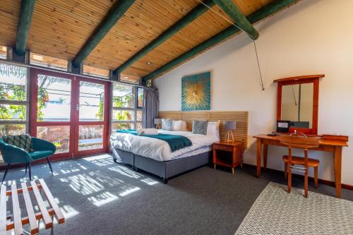 En eller flere senge i et værelse på Stratfords Guest Suites