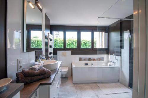 Ένα μπάνιο στο Villa Portel Élégante jardin & piscine chauffée