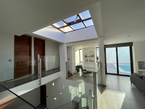 ein Wohnzimmer mit einem Dachfenster in einem Haus in der Unterkunft Casa Blanca - Villa à Teguise avec piscine privée in Teguise