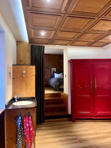 una stanza con una porta rossa e una camera da letto di Cocooning alsacien a Ottmarsheim