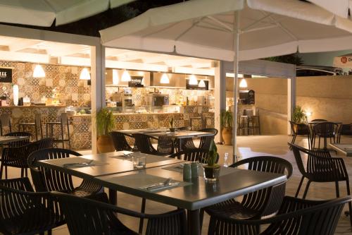Un restaurante u otro lugar para comer en Sundance Apartments & Suites