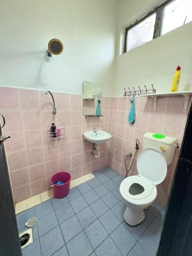 Koupelna v ubytování NS HOMESTAY AL Farisi ARAU