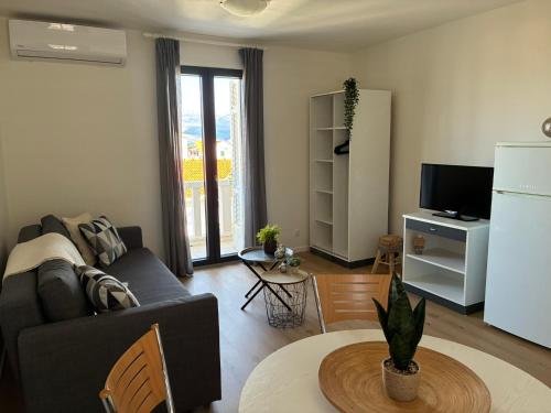 Una televisión o centro de entretenimiento en Karina Apartments