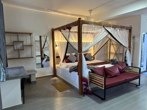 Ένα ή περισσότερα κρεβάτια σε δωμάτιο στο Emerald Garden Apartment