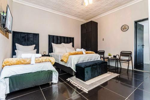 Ένα ή περισσότερα κρεβάτια σε δωμάτιο στο WinHaven Guest House