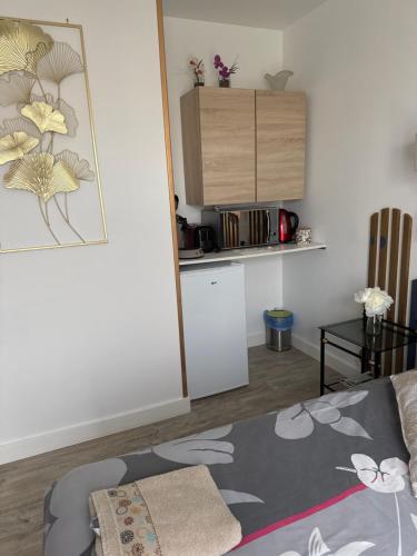 Kuchyň nebo kuchyňský kout v ubytování Petit studio attenant à la maison