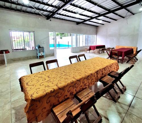 ein Esszimmer mit Tisch und Stühlen und ein Zimmer mit Tisch in der Unterkunft Establo 2 - Casa Vacacional en Jujuy in San Salvador de Jujuy