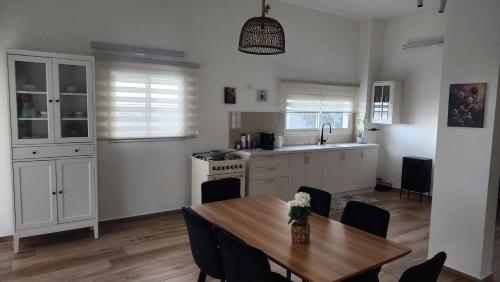 Kuchyň nebo kuchyňský kout v ubytování צימר החורש