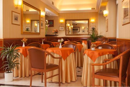 Hotel Piemonte tesisinde bir restoran veya yemek mekanı