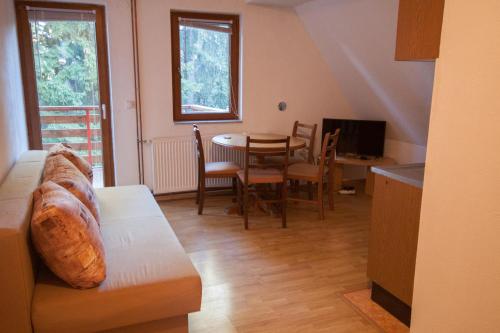 una sala de estar con un sofá y una mesa en Vikend kuća Libertas, en Šišava