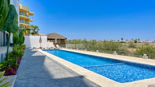 ein Schwimmbad vor einem Gebäude in der Unterkunft Marina view pool and restaurants nearby in San Rafael