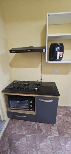 una stufa in un angolo della stanza di Cantinho bom! a Manaus