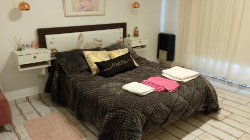 ein Schlafzimmer mit einem Bett mit zwei Handtüchern darauf in der Unterkunft Casa céntrica in Carhué