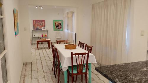 eine Küche und ein Esszimmer mit Tisch und Stühlen in der Unterkunft Casa céntrica in Carhué