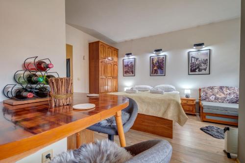 une chambre avec un lit, une table et des chaises dans l'établissement Forestside Stay at Stream Resort, à Pamporovo