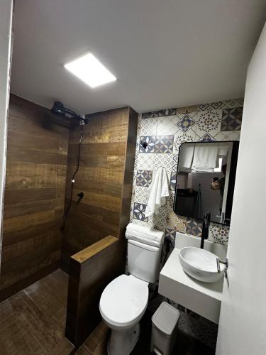 Koupelna v ubytování 3 quartos e 2 suites, Alto Padrao, na Ponta Verde, 270m da Praia