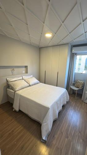 une chambre avec un grand lit dans une pièce dans l'établissement 3 quartos e 2 suites, Alto Padrao, na Ponta Verde, 270m da Praia, à Maceió