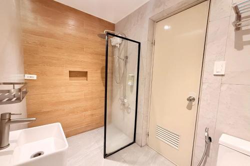 un bagno con doccia e lavandino di Aurora Suites Pasay near Airport a Manila