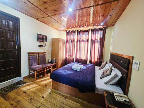 Ένα ή περισσότερα κρεβάτια σε δωμάτιο στο Hotel Hilltop View Dalhousie, Kalatop