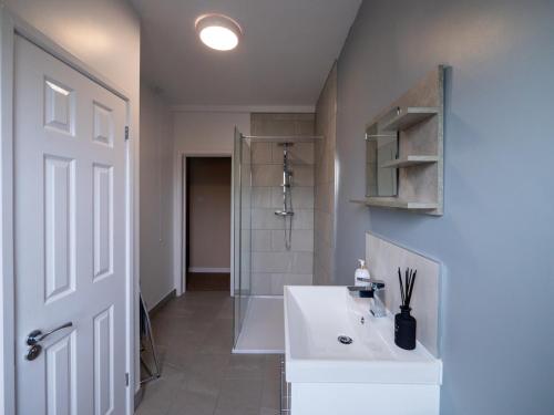 Phòng tắm tại Whole Town House - Town centre!