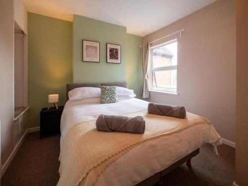 Giường trong phòng chung tại Whole Town House - Town centre!