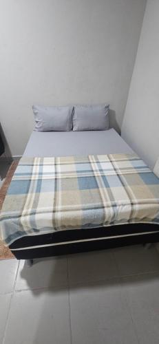 Ένα ή περισσότερα κρεβάτια σε δωμάτιο στο Quarto com otima localização