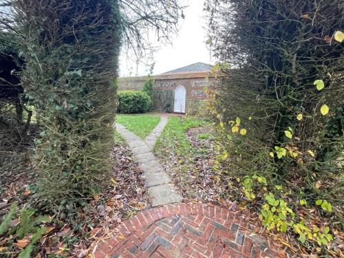 Κήπος έξω από το The Baydon House Luxury Studio