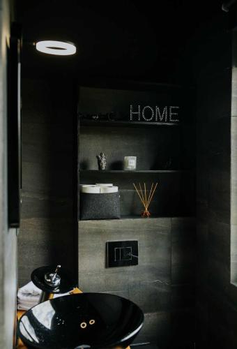 a bathroom with a black sink in a room at Strefa Warmia in Wawrowice
