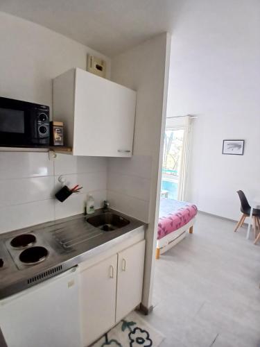 Kuchyň nebo kuchyňský kout v ubytování Apartment Near Center