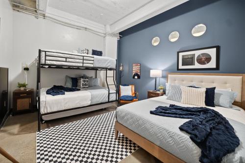 una camera con due letti a castello e una parete blu di Retro Music Flat, 2BR, FREE Valet, Gym, Pool, Downtown Dallas a Dallas