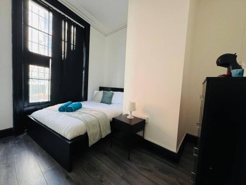 Postel nebo postele na pokoji v ubytování Pembroke Place Private Room 12A