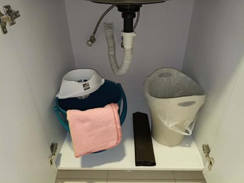 a bathroom with a sink and a trash can and towels at Apartamento Remodelado 2 Habitaciones en la Mejor Zona del Centro de Caracas in Caracas