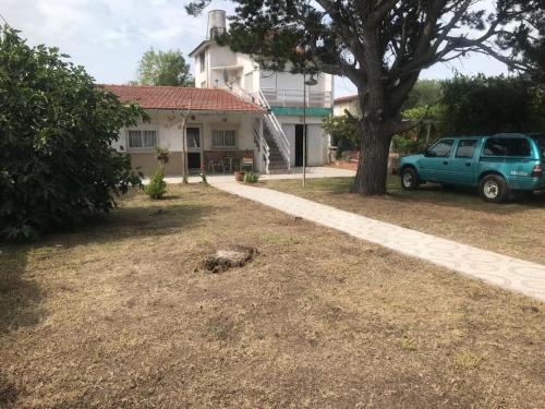 ein blauer LKW, der vor einem Haus parkt in der Unterkunft Casa San Francisco in Mar del Tuyú