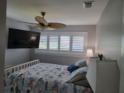 Postel nebo postele na pokoji v ubytování Manatee River Bungalow