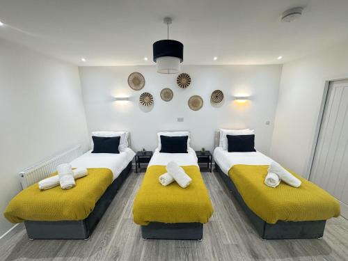 Postel nebo postele na pokoji v ubytování Spacious 5BR Contractor House for 10 with Parking in Bedford