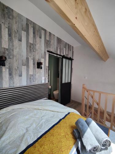 a bedroom with a bed with towels on it at Ateliers des rêves - climatisé, Dijon centre in Dijon