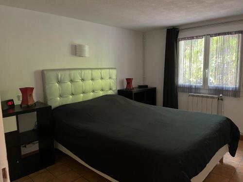 Postel nebo postele na pokoji v ubytování Le rez-de-jardin de SoPat