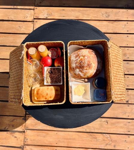 zwei Behälter mit Lebensmitteln auf einem Tisch in der Unterkunft Secreto Sierras Domos Boutique con Jacuzzi y Desayuno in Aiguá