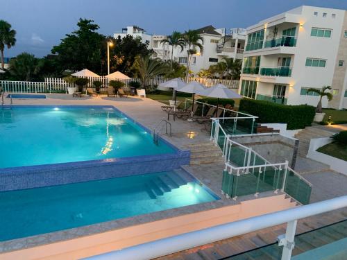 Hồ bơi trong/gần Luxury Oceanfront Condo