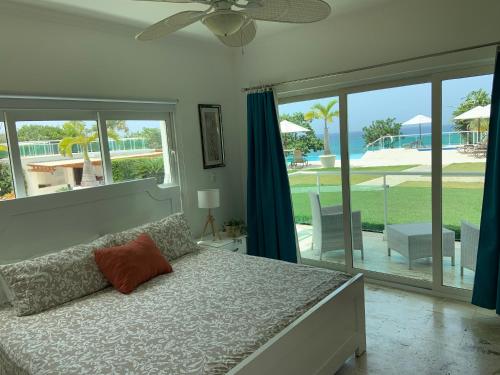 Giường trong phòng chung tại Luxury Oceanfront Condo